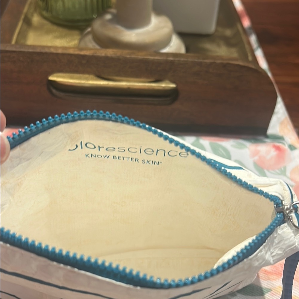 💥2/$10
Striped White and Blue Women's water resistant zipper Pouch - Picture 3 of 3